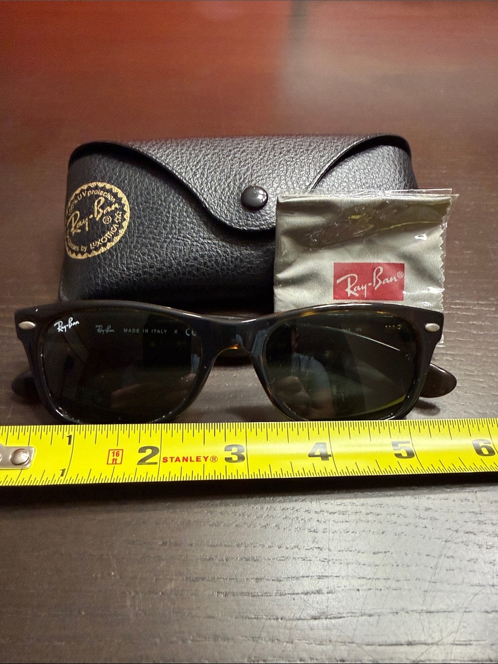 Unisex Ray-Ban New Wayfarer Sun Glasses.